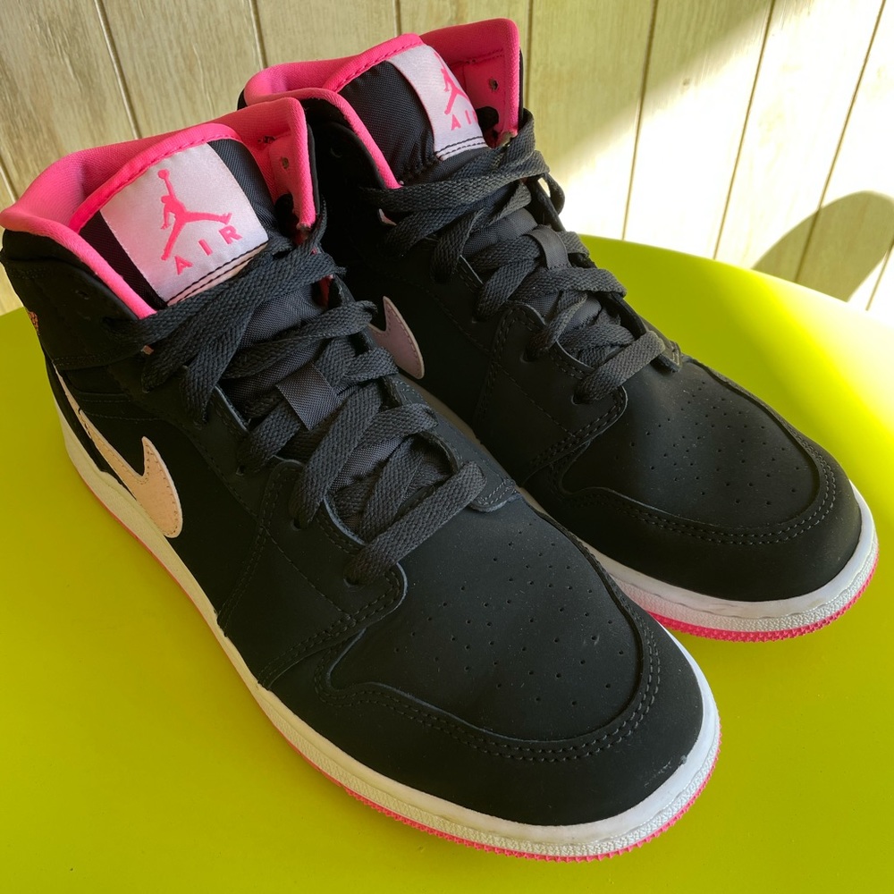 Like new! Air Jordans youth size 7, women’s size 8.5-9
